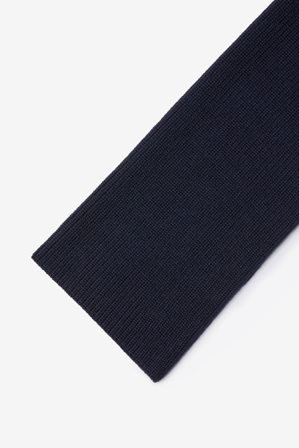 GRAN SASSO(그란 사쏘) 울 윈터 머플러는 겨울철 보온성을 책임지는 베이직 스타일의 머플러입니다. 부드러운 촉감의 울 소재로 제작되었으며, 두꺼운 두께감으로 따뜻하게 착용할 수 있습니다. 블랙 컬러의 무지 디자인으로, 출근룩과 같은 클래식하고 미니멀한 스타일에 잘 어울립니다. 심플한 디자인에 브랜드 라벨로 포인트를 더했으며, 데일리 아이템으로 활용하기 좋습니다.
