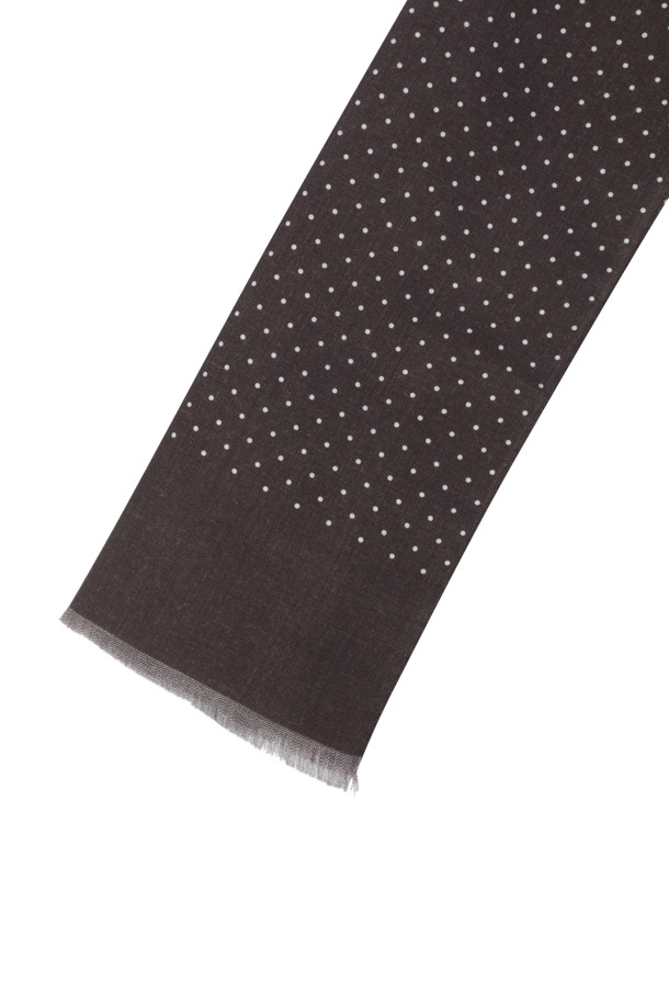 STEFANO BIGI(스테파노 비기) 핀 도트 울 스카프는 남성용 스카프로, 클래식하고 시크한 스타일을 연출합니다. 블랙 컬러에 도트 무늬가 세련된 포인트를 더하며, 부드러운 울 소재로 제작되어 가을과 겨울철 보온성을 높여줍니다. 와이드한 폭과 롱한 길이로 다양한 스타일링이 가능하며, 프린지 디자인이 특징입니다. 출근룩과 모임룩에 모두 잘 어울립니다.
