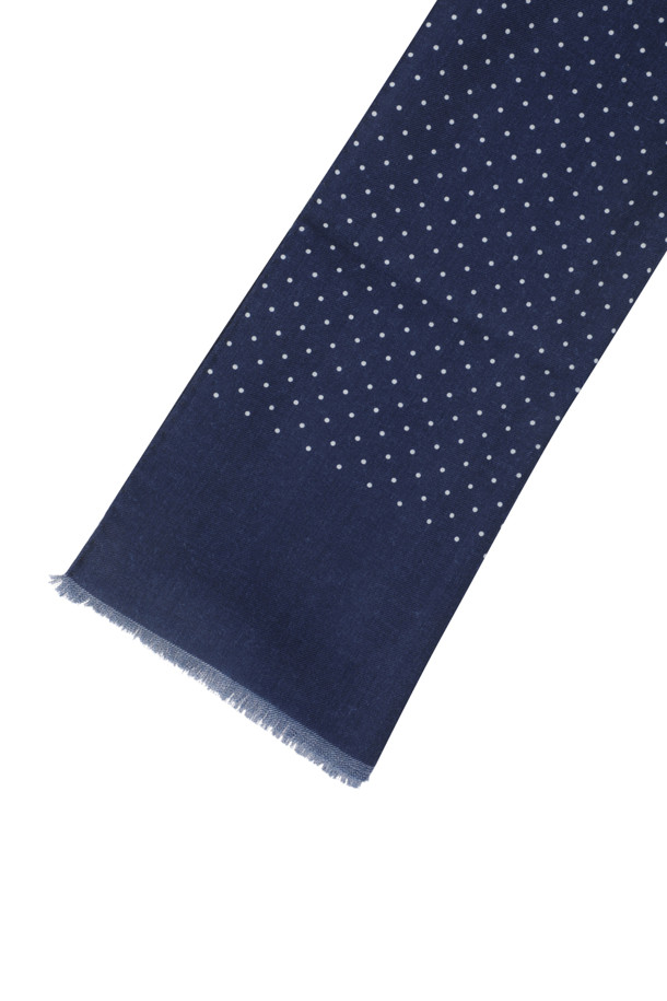STEFANO BIGI(스테파노 비지) 핀 도트 울 스카프는 깊이 있는 네이비 컬러에 클래식한 무드를 더해 출근룩, 비즈니스 캐주얼, 모임룩 등 다양한 TPO에 활용하기 좋습니다. 부드러운 촉감의 울 소재로 제작되어 가을, 겨울 시즌에 따뜻하게 착용할 수 있으며, 와이드한 폭과 롱한 길이로 보온성을 높였습니다. 베이직한 디자인에 핀 도트 패턴이 은은하게 포인트가 되어 미니멀, 캐주얼 스타일에도 잘 어울립니다. 클래식한 멋을 더하는 프린지 디테일이 돋보이는 두꺼운 두께감의 스카프입니다.
