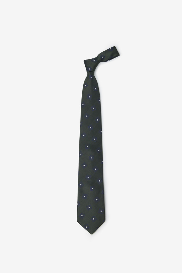 실크 스퀘어 올오버 타이는 남성용 포멀 타이로, 부드러운 촉감과 가벼운 착용감을 자랑합니다. 은은한 광택이 감도는 그린 컬러 실크 소재로 제작되었으며, 클래식하고 미니멀한 디자인을 선호하는 분들께 적합합니다. 올오버 패턴과 스퀘어 디자인이 세련된 느낌을 더하며, 로고 자수 디테일로 고급스러움을 더했습니다. 오피스룩, 비즈니스 캐주얼, 모임룩 등 다양한 TPO에 활용하여 스타일리시한 연출이 가능합니다.
