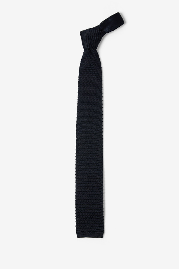 다크 네이비 컬러의 니트 타이입니다. 비즈니스와 캐주얼 모두 소화 가능한 디자인으로, 톤온톤 테이프 디자인이 은은한 포인트를 더합니다. 부드러운 니트 소재로 제작되어 편안한 착용감을 제공하며, 위빙 조직감으로 고급스러운 분위기를 연출합니다. 넥타이 노트 부분은 테이프 처리하여 내구성을 높였습니다. 각도에 따라 색감 변화를 느낄 수 있어, 출근룩, 오피스룩, 비즈니스 캐주얼 등 다양한 TPO에 활용하기 좋습니다.
