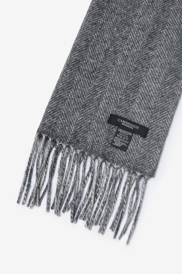 캐시미어 100% 헤링본 머플러는 가을, 겨울 시즌 남성분들의 품격을 높여줄 머플러입니다. 부드러운 촉감의 캐시미어 소재와 클래식한 헤링본 패턴, 그리고 은은한 그레이 컬러가 세련된 분위기를 자아냅니다. 더블 페이스 디자인과 솔리드 이면으로 다양한 스타일 연출이 가능하며, 롱한 기장감과 와이드한 폭으로 더욱 따뜻하게 감쌀 수 있습니다. 출근룩, 모임룩 등 어떤 TPO에도 잘 어울리며, 클래식하고 미니멀한 스타일을 즐기는 분들께 추천합니다.
