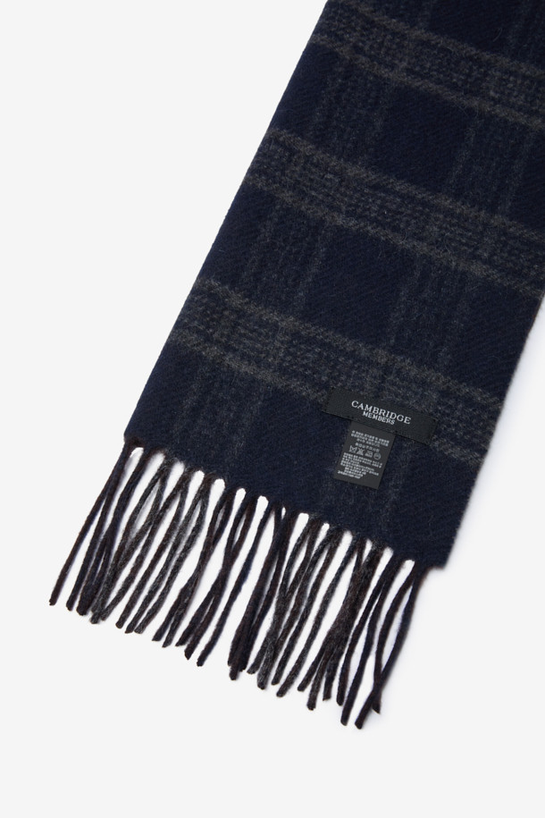 캐시미어 100% 소재의 남성용 체크 머플러입니다. 네이비, 그레이, 브라운 세 가지 색상으로 출시되어 출근룩, 모임룩 등 다양한 TPO에 활용 가능합니다. 두꺼운 두께감과 부드러운 촉감으로 뛰어난 보온성을 제공하며, 더블페이스 디자인과 롱, 와이드한 사이즈로 스타일리시함을 더했습니다. 클래식, 미니멀, 캐주얼 등 어떤 스타일에도 잘 어울려 겨울철 필수 아이템입니다.
