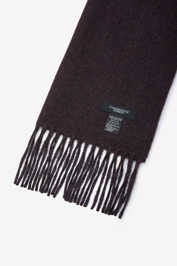 캐시미어 100% 소재의 투톤 머플러입니다. 와인과 네이비 컬러의 조화가 세련된 디자인으로, 출근룩, 모임룩, 연말 모임룩 등 다양한 TPO에 활용하기 좋습니다. 부드러운 촉감의 캐시미어 소재와 보온 기능으로 가을, 겨울철 따뜻하게 착용할 수 있으며, 클래식하고 미니멀한 스타일을 연출합니다. 트윌 패턴과 프린지 장식, 더블 페이스, 롱 기장감, 와이드한 폭, 이면 솔리드 디테일이 특징입니다. 남성분들을 위한 머플러로, 고급스러운 분위기를 더해줍니다.
