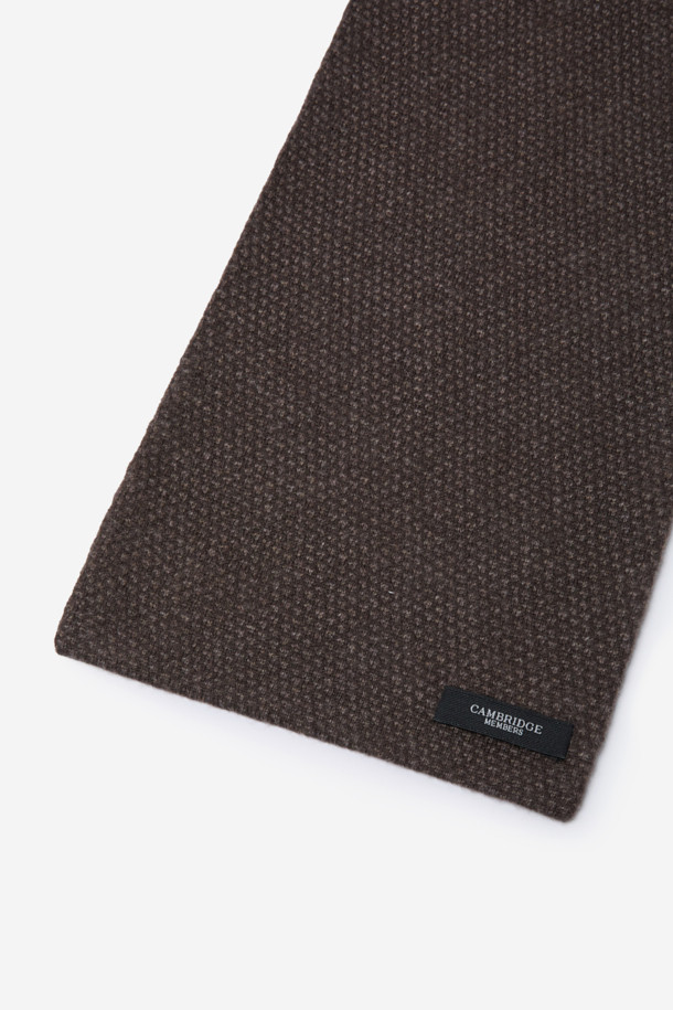 캐시미어 100% 쁘띠 머플러는 부드러운 촉감과 보온성을 갖춘 남성용 머플러입니다. 가을, 겨울철 출근룩과 모임룩에 클래식, 미니멀, 캐주얼 스타일로 연출하기 좋습니다. 브라운 컬러에 마이크로 패턴, 더블 페이스, 솔리드 이면 디자인이 특징이며, 터널 디자인으로 포인트를 더했습니다. 캐시미어 소재 특유의 고급스러움과 따뜻함을 느껴보세요.
