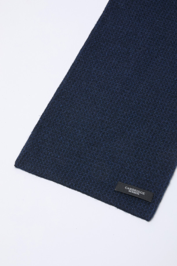 캐시미어 100% 쁘띠 머플러는 가을, 겨울철 남성의 일상과 출근룩, 비즈니스 캐주얼에 포인트를 더해줄 머플러입니다. 네이비 색상의 마이크로 패턴이 은은하게 드러나 클래식하면서도 미니멀한 스타일을 연출합니다. 부드러운 캐시미어 소재는 뛰어난 보온성을 제공하며, 더블 페이스와 솔리드 이면으로 고급스러움을 더했습니다. 터널 디자인으로 다양한 스타일 연출이 가능하며, 세련된 겨울 패션을 완성할 수 있습니다.
