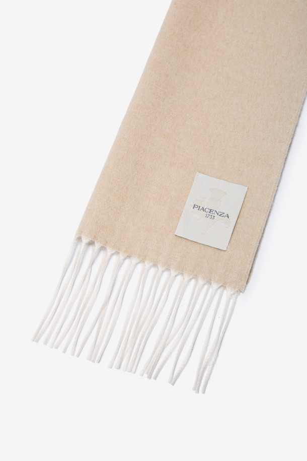 피아젠자 캐시미어 실크 머플러는 부드러운 촉감과 보온성을 갖춘 남성용 머플러입니다. 베이지 색상의 무지 디자인으로, 클래식하고 미니멀한 스타일을 연출합니다. 캐시미어와 실크 소재의 조화로 고급스러운 느낌을 더하며, 두꺼운 두께와 와이드한 기장감, 프린지 장식이 특징입니다. 가을, 겨울철 출근룩, 비즈니스 캐주얼, 모임룩 등 다양한 TPO에 활용 가능하며, 일상에서 따뜻하고 세련된 스타일을 완성해 줍니다.
