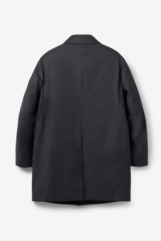 로로피아나(Loro Piana) 스톰 원단으로 제작된 남성용 런던코트입니다. 네이비 컬러의 무지 디자인으로, 클래식하고 미니멀한 스타일을 연출합니다. 겨울철 보온을 위한 두꺼운 두께감과 유럽피안 구스다운 충전재를 사용하여 뛰어난 보온성을 제공합니다. 방수, 방풍 기능을 갖춘 테크니컬 패브릭과 울 블렌드 소재로 제작되어 쾌적한 착용감을 선사하며, 밑단 분리 디테일이 돋보입니다. 출근룩, 비즈니스 캐주얼, 모임룩 등 다양한 TPO에 활용 가능하며, 시크한 매력을 더합니다.
