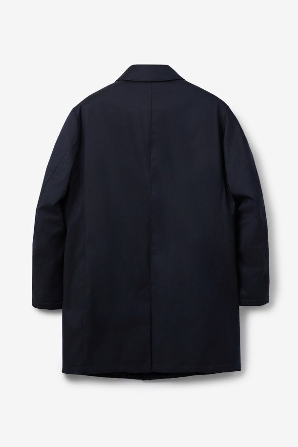 로로피아나 스톰 원단으로 제작된 남성용 구스다운 런던코트입니다. 네이비 컬러의 롱 기장 코트로, 클래식하고 포멀한 스타일을 연출합니다. 겨울철 보온을 위한 두꺼운 두께감과 방수, 방풍 기능을 갖춰 뛰어난 실용성을 자랑합니다. 레귤러핏으로 제작되었으며, 무지 디자인에 버튼 여밈 방식을 적용했습니다. 출근룩, 오피스룩, 모임룩 등 다양한 TPO에 활용 가능한, 미니멀하고 시크한 겨울철 필수 아이템입니다.
