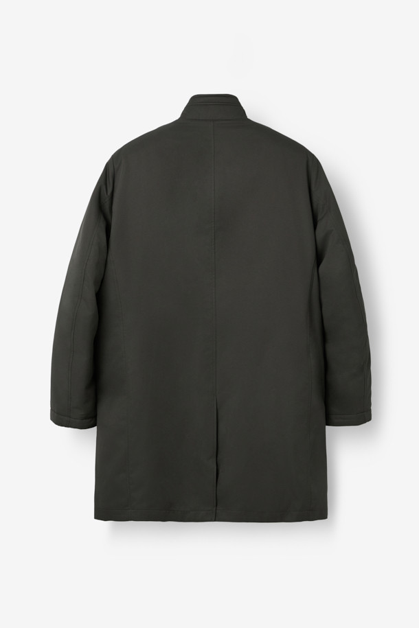 스탠드 니트카라 구스다운 트렌치 코트는 겨울철 일상과 출근룩에 모두 잘 어울리는 아우터입니다. 카키와 올리브 두 가지 색상으로 제공되며, 클래식하고 미니멀한 스타일을 연출합니다. 유러피안 구스다운 충전재와 메리노 무스탕 배색으로 보온성과 고급스러움을 동시에 잡았습니다. 스탠드 카라와 니트 트리밍 디테일이 돋보이며, 긴 소매와 레귤러핏으로 편안하게 착용 가능합니다. 싱글 버튼 여밈 방식과 두꺼운 두께감으로 추운 겨울에도 따뜻하게 몸을 보호해 줍니다.
