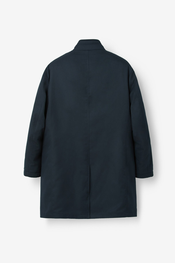 네이비 컬러의 스탠드 니트카라 구스다운 트렌치 코트입니다. 캐주얼, 클래식, 미니멀한 스타일을 모두 아우르는 디자인으로, 일상과 출근룩에 모두 활용 가능합니다. 두꺼운 두께감으로 겨울철 보온성을 높였으며, 유로피안 구스다운 충전재와 메리노 무스탕 배색으로 고급스러움을 더했습니다. 스탠드 카라와 니트 카라 디테일이 돋보이며, 레귤러핏으로 편안하게 착용할 수 있습니다. 경량 기능으로 활동성 또한 놓치지 않았습니다.
