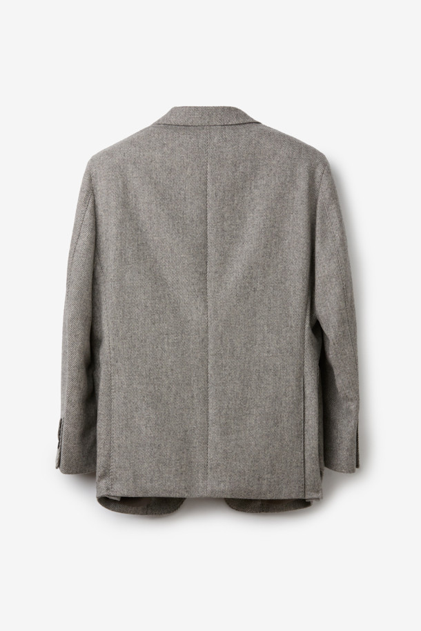 보똘리 울캐시 트윌 솔리드 재킷은 부드러운 촉감의 울과 캐시미어 혼방 소재로 제작되어 봄, 가을 간절기에 적합한 얇은 두께의 싱글버튼 재킷입니다. 베이직하고 캐주얼한 스타일로, 그레이 컬러의 무지 디자인이 특징이며 레귤러핏으로 편안하게 착용할 수 있습니다. 출근룩, 비즈니스 캐주얼, 모임룩 등 다양한 TPO에 활용 가능하며 캐주얼, 클래식, 미니멀 스타일을 즐기는 분들께 추천합니다. 트윌 원단 특유의 고급스러운 질감과 긴 소매 기장이 돋보이는 데일리 자켓입니다.
