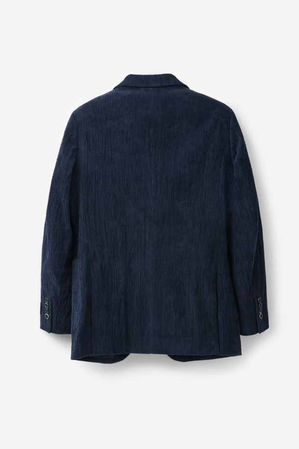 파브리카 코튼스트레치 코듀로이 셋업 재킷은 남성 고객을 위한 클래식 스타일의 셋업 자켓입니다. 네이비 컬러의 코듀로이 소재에 면을 혼방하여 제작되었으며, 봄, 가을에 착용하기 적합합니다. 슬림핏 싱글버튼 디자인으로, 비즈니스 캐주얼, 출근룩, 모임룩 등 다양한 TPO에 활용 가능합니다. 스트레치 기능이 더해져 편안한 착용감을 선사합니다.
