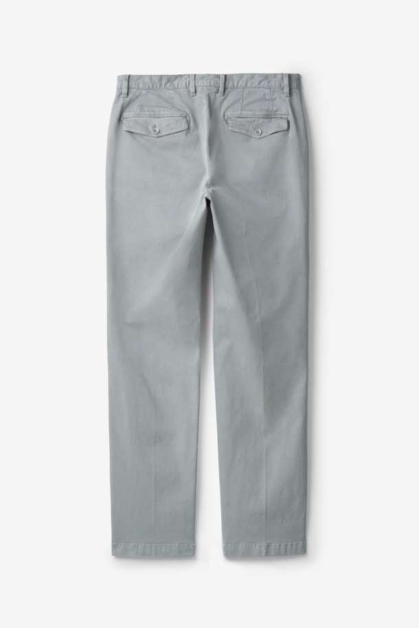 가을 시즌, 베이직한 스타일을 완성할 코튼 스트레치 다잉 치노 팬츠입니다. 라이트 그레이 컬러의 무지 디자인으로, 출근룩과 비즈니스 캐주얼에 활용하기 좋습니다. 면 소재로 제작되어 편안한 착용감을 선사하며, 가먼트 다잉 기법으로 은은한 멋을 더했습니다. 신축성 있는 스트레치 원단으로 활동성을 높였으며, 그레이, 챠콜 그레이, 카키 컬러의 상의와 매치하여 미니멀하고 클래식한 분위기를 연출해보세요.
