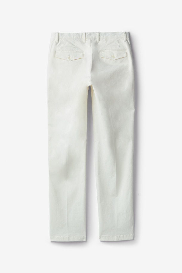 부드러운 면 소재에 스트레치 기능이 더해져 편안한 착용감을 선사하는 코튼 스트레치 다잉 치노 팬츠입니다. 아이보리 컬러의 무지 디자인으로, 어떤 상의와도 쉽게 매치하여 캐주얼, 미니멀, 클래식 스타일을 연출할 수 있습니다. 봄, 여름 시즌 산책룩이나 봄 소풍룩에 적합하며, 활동적인 일상생활에서도 부담 없이 즐겨 입을 수 있습니다. 가먼트 다잉 기법으로 은은한 멋을 더했으며, 스트레이트 핏으로 깔끔한 실루엣을 완성합니다.
