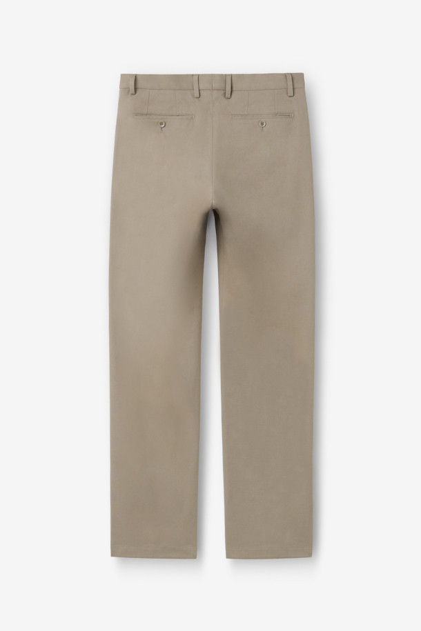 듀카 울코튼 드레스 치노 팬츠는 남성용 바지로, 울과 면 소재의 조화로 부드러운 촉감을 선사합니다. 겨울철에 적합한 두께감과 레귤러핏으로 제작되어 클래식하고 베이직한 스타일을 연출합니다. 베이지 컬러의 무지 디자인과 긴 기장으로 출근룩, 비즈니스 캐주얼, 모임룩 등 다양한 TPO에 활용 가능합니다. 스트레치 기능이 더해져 편안한 착용감을 제공하며, 미니멀하고 클래식한 스타일을 선호하는 분들께 추천합니다.
