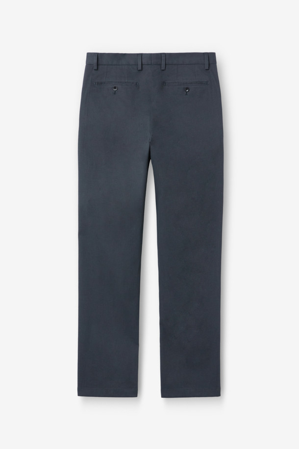 듀카 울코튼 드레스 치노 팬츠는 남성용 치노 팬츠입니다. 클래식과 베이직 스타일을 기반으로 하여 출근룩, 비즈니스 캐주얼, 모임룩 등 다양한 TPO에 활용할 수 있습니다. 울과 면 혼방 소재로 제작되어 부드러운 촉감과 두꺼운 두께감을 자랑하며, 겨울철에도 따뜻하게 착용 가능합니다. 레귤러핏 디자인에 무지 패턴, 그레이 컬러로 어떤 상의와도 매치하기 용이합니다. 스트레치 기능이 있어 편안한 활동성을 제공합니다.
