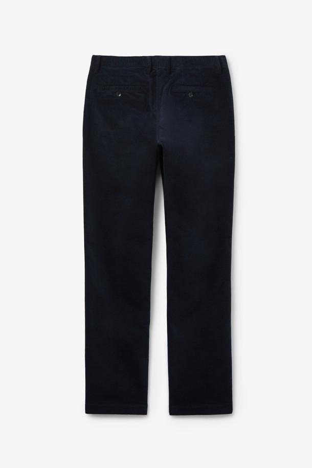 네이비 컬러의 마일드 코튼 혼방 치노 팬츠입니다. 부드러운 촉감의 면과 스판덱스 혼방 소재로 제작되어 편안한 착용감을 선사합니다. 베이직한 디자인에 레귤러핏으로 제작되어 출근룩, 비즈니스 캐주얼 등 다양한 TPO에 활용 가능합니다. 무지 패턴으로 어떤 상의와도 쉽게 매치할 수 있으며, 캐주얼, 클래식, 미니멀 스타일을 즐겨 입는 남성분들께 추천합니다. 특히, 스트레치 기능이 있어 활동성을 높였습니다.
