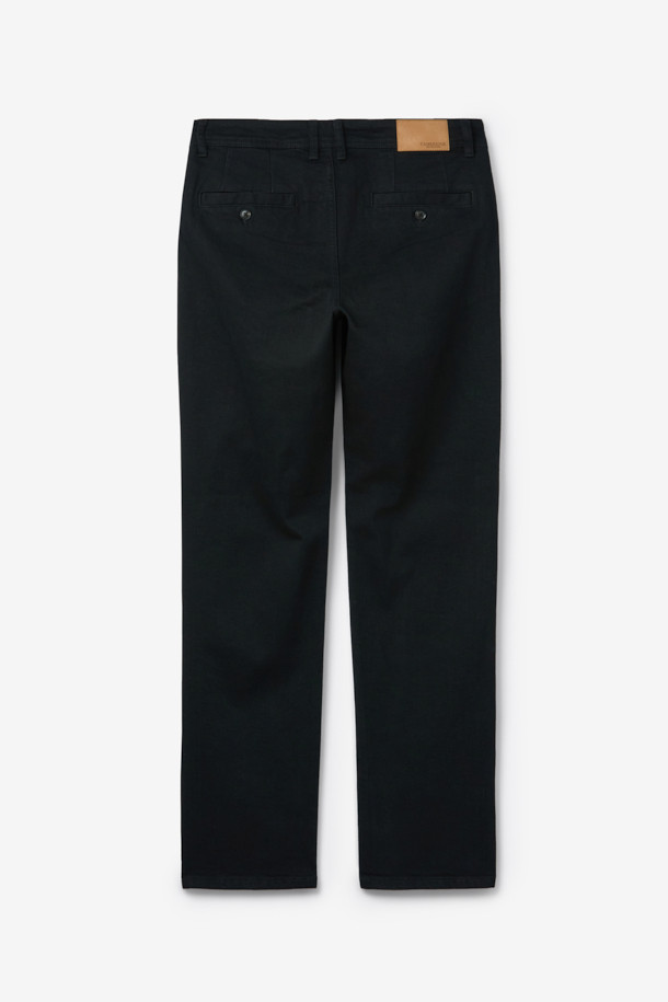 블랙 코튼 데님 팬츠는 베이직한 스타일로, 사계절 내내 활용 가능한 실용적인 아이템입니다. 일상, 출근룩, 데이트룩 등 다양한 TPO에 매치하기 좋으며, 미니멀, 클래식, 캐주얼 스타일을 즐겨 입는 분들께 추천합니다. 면과 데님 혼방 소재로 제작되어 편안한 착용감을 선사하며, 중간 두께감과 내추럴한 표면감의 원워싱 처리로 자연스러운 멋을 더했습니다. 어떤 상의와도 잘 어울려 데일리룩의 완성도를 높여줍니다.
