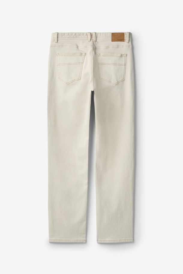 부드러운 에크루 컬러의 코튼 데님 팬츠입니다. 가먼트다잉 기법으로 제작되어 자연스러운 색감과 빈티지한 무드를 연출합니다. 안감은 기모 처리되어 겨울철에도 따뜻하게 착용 가능하며, 스트레치성 소재로 활동성을 높였습니다. 캐주얼 및 미니멀 스타일의 출근룩에 적합하며, 두꺼운 두께감으로 안정감 있는 핏을 선사합니다. 무지 디자인으로 어떤 상의에도 잘 어울려 활용도가 높습니다.
