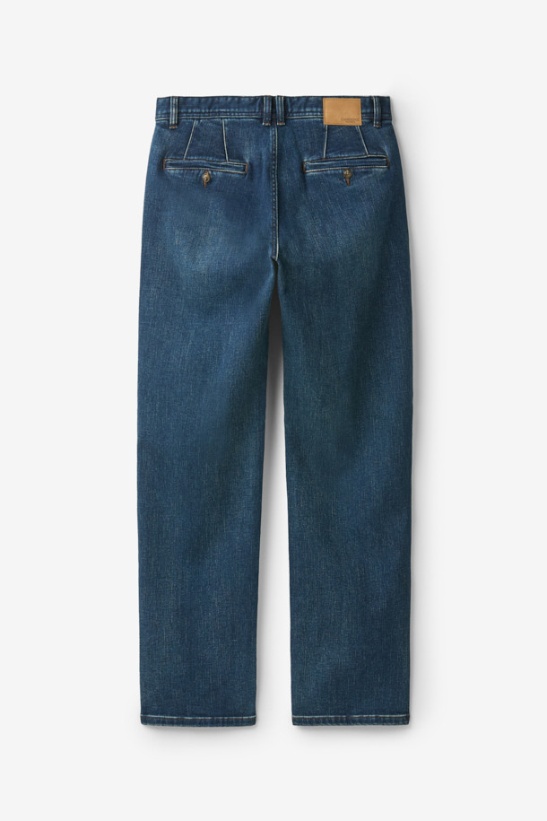 네이비 컬러의 울 소재 데님 팬츠입니다. 가을, 겨울 시즌에 어울리는 두꺼운 두께감으로 보온성이 뛰어나며, 부드러운 촉감을 선사합니다. 베이직하고 캐주얼한 스타일로, 일상복뿐만 아니라 출근룩으로도 활용 가능합니다. 레귤러핏으로 제작되어 편안한 착용감을 제공하며, 치노 팬츠 형태의 디자인이 특징입니다. 클래식, 미니멀, 캐주얼 등 다양한 스타일 연출에 활용할 수 있습니다.
