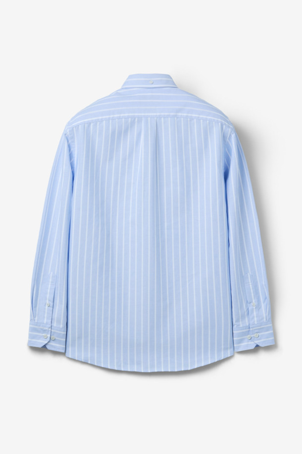 SOMELOS 볼드 스트라이프 옥스포드 셔츠는 부드러운 면 소재로 제작되어 편안한 촉감을 선사합니다. 블루와 화이트 컬러의 스트라이프 패턴이 캐주얼하면서도 베이직한 스타일을 연출하며, 봄, 여름 시즌에 활용하기 좋습니다. 옥스포드 소재 특유의 고급스러운 질감은 출근룩이나 비즈니스 캐주얼에 적합하며, 셔츠의 레귤러 기장과 긴 소매 디자인은 클래식하고 미니멀한 스타일을 완성합니다. 카라 넥 라인으로 깔끔한 인상을 주어 다양한 스타일링에 활용하기 좋습니다.
