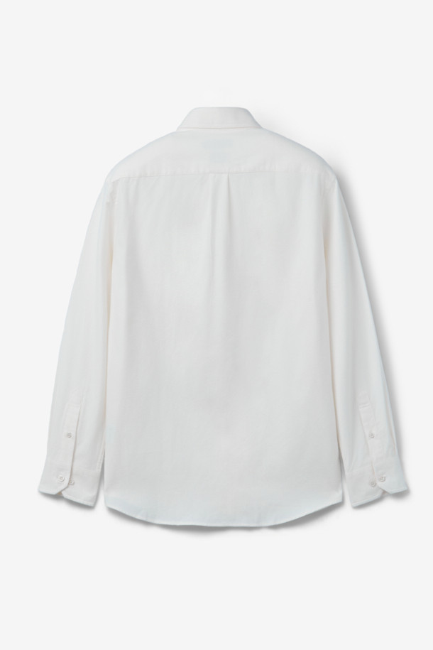 SOMELOS(소멜로스) 코튼 캐시미어 솔리드 셔츠는 부드러운 촉감의 면과 캐시미어 혼방 소재로 제작되어 간절기부터 겨울까지 착용하기 좋습니다. 차분하고 세련된 화이트 컬러의 무지 디자인에 레귤러 핏, 긴 소매, 차이나칼라 디테일이 더해져 베이직하면서도 클래식한 분위기를 연출합니다. 출근룩, 비즈니스 캐주얼, 모임룩 등 다양한 TPO에 활용 가능하며, 미니멀, 클래식 스타일을 선호하는 남성분들께 추천합니다. 밀드 가공 처리로 물세탁이 용이하여 관리가 편리합니다.
