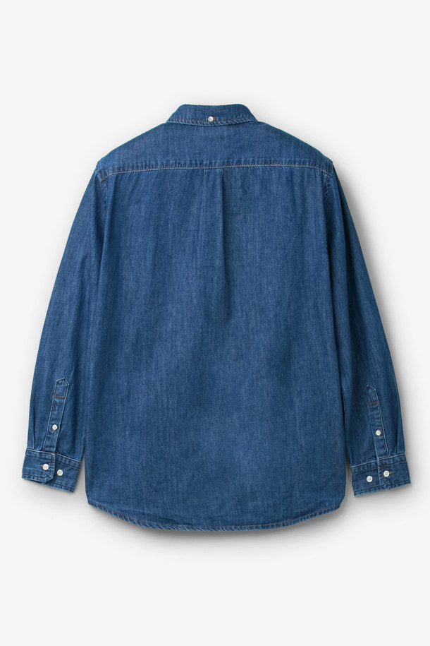 이 코튼 데님 셔츠는 봄, 가을에 어울리는 캐주얼 스타일의 상의입니다. 레귤러핏으로 제작되어 편안한 착용감을 제공하며, 버튼다운 네크라인과 긴 소매가 특징입니다. 워싱 처리된 블루 컬러의 무지 디자인은 어떤 룩에도 자연스럽게 어울립니다. 데이트룩, 출근룩 등 다양한 TPO에 활용할 수 있으며, 미니멀, 클래식 스타일을 선호하는 분들께 추천합니다. 면과 데님 소재의 조화로 부드러운 촉감과 내구성을 동시에 갖췄습니다.
