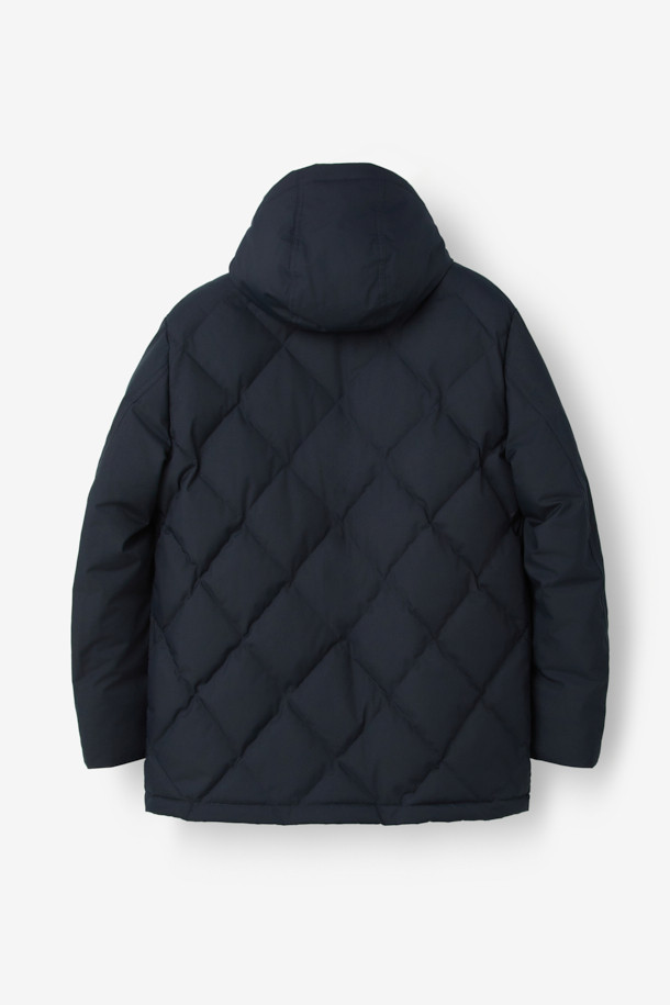 듀크 구스다운 파카는 겨울철 캐주얼 및 일상룩에 적합한 남성용 아우터입니다. 네이비 색상의 무지 디자인으로, 후드 탈착이 가능하며 경량 구스다운 충전재를 사용하여 보온성을 높였습니다. 지퍼와 버튼으로 여밀 수 있으며, 중기장 기장의 레귤러핏으로 제작되어 편안한 착용감을 제공합니다. 출근룩과 여행룩 모두 소화 가능한 미니멀하고 베이직한 스타일의 파카입니다. 
