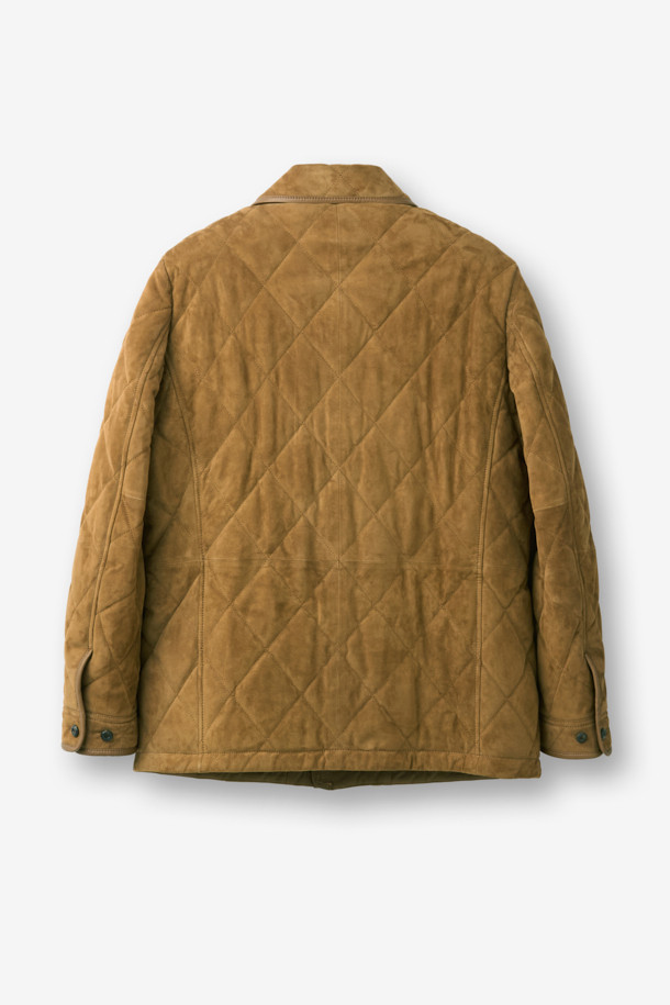 가을, 겨울 시즌을 위한 고트 스웨이드 퀼팅 드라이빙 점퍼입니다. 브라운과 카멜 두 가지 색상으로 출시되었으며, 캐주얼과 클래식 스타일을 모두 연출할 수 있습니다. 부드러운 스웨이드 소재와 두꺼운 두께감, 패딩 안감으로 따뜻함과 편안함을 선사합니다. 퀼팅 디자인과 레귤러핏으로 세련된 룩을 완성하며, 버튼 여밈 방식으로 간편하게 착용 가능합니다. 출근룩, 모임룩 등 다양한 TPO에 활용할 수 있는 실용적인 아이템입니다.
