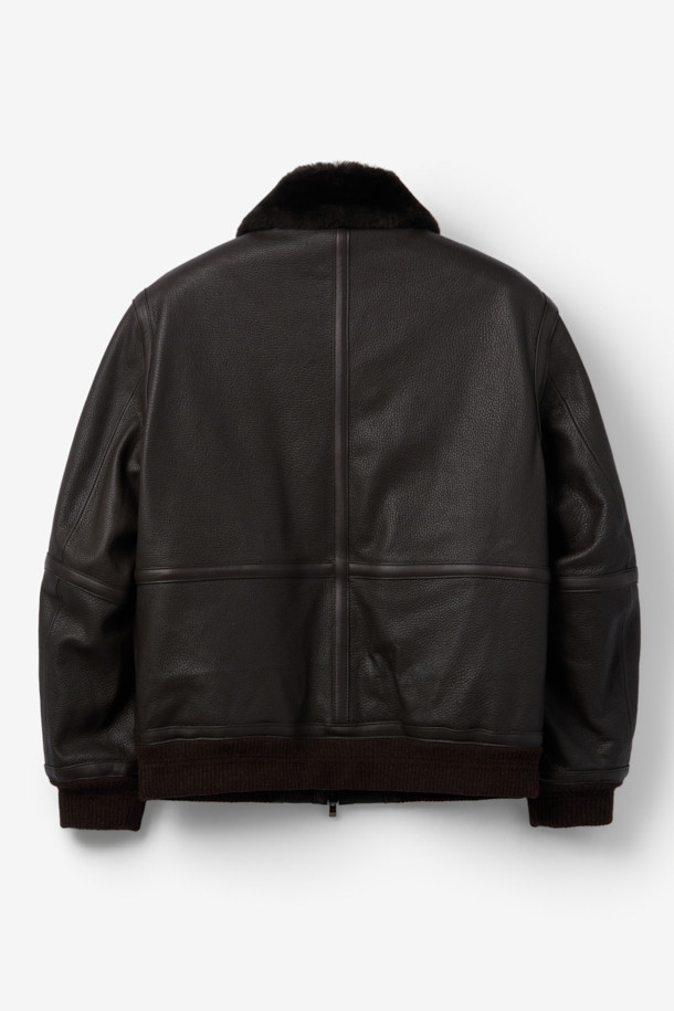 **램 엠보 G-1 구스 다운 점퍼**는 남성용 겨울 아우터로, 램스킨(가죽) 소재에 엠보싱 가공으로 고급스러움을 더했습니다. 베이직하고 캐주얼한 스타일로, 일상에서 편안하게 착용하기 좋습니다. 넉넉한 두께감과 부드러운 촉감, 소매와 밑단 니트 배색이 특징입니다. 유로피안 구스다운 충전재와 안감으로 보온성을 높였으며, 카라 퍼 디테일이 돋보이는 G-1 점퍼 스타일입니다. 집업 방식으로 간편하게 착용 가능하며, 레귤러 핏으로 제작되었습니다.
