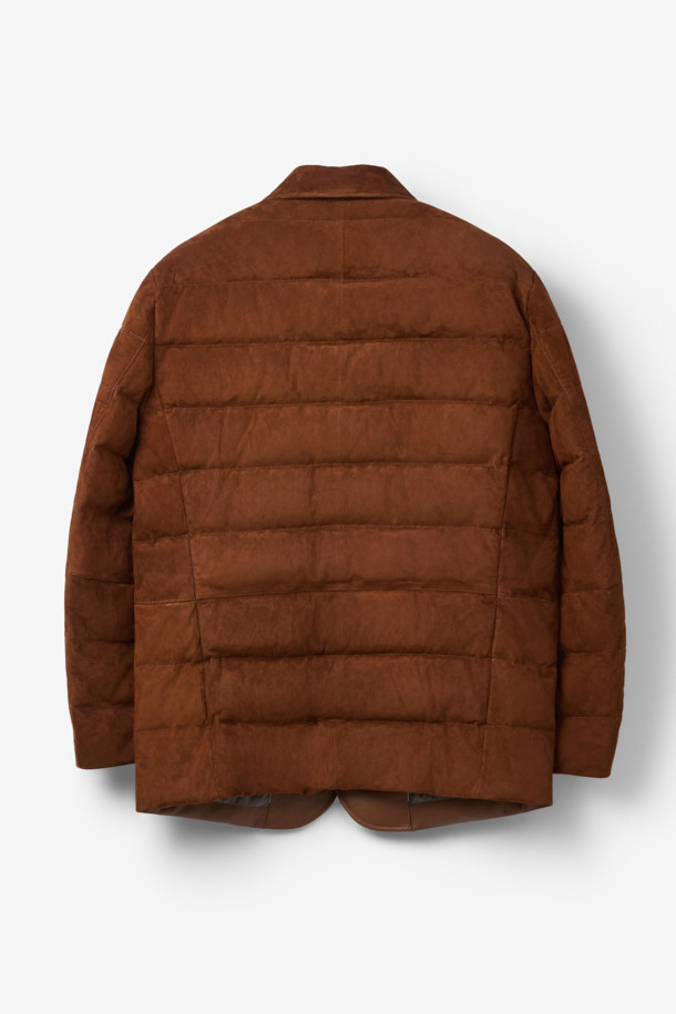 부드러운 스웨이드 소재와 따뜻한 구스다운 충전재가 돋보이는 남성용 램 스웨이드 후드 드라이빙 구스 다운 재킷입니다. 베이직하고 캐주얼한 스타일로, 일상과 비즈니스룩 모두에 잘 어울립니다. 탈부착 가능한 후드와 포근한 퍼 안감으로 보온성을 높였으며, 경량 설계로 편안한 착용감을 선사합니다. 브라운 컬러의 레귤러핏 드라이빙 재킷으로, 버튼 여밈 방식과 긴 소매 기장을 갖추었습니다. 겨울철, 클래식하면서도 미니멀한, 그리고 캐주얼한 스타일을 연출해보세요.
