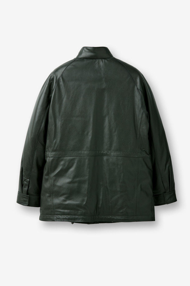 **램 스탠카라 구스 다운 사파리**는 부드러운 램스킨(양가죽) 소재와 구스다운 충전재를 사용하여 보온성을 극대화한 겨울 아우터입니다. 클래식하고 캐주얼한 스타일을 모두 아우르는 디자인으로, 일상 및 출근룩에 적합합니다. 하프 기장의 레귤러핏으로 제작되었으며, 탈부착 가능한 니트 칼라와 집업 여밈 방식이 특징입니다. 블랙과 다크 그린 두 가지 색상으로 만나볼 수 있으며, 무지 패턴으로 미니멀한 매력을 더했습니다. 추운 겨울, 스타일과 따뜻함을 동시에 잡을 수 있는 램 스탠카라 구스 다운 사파리를 경험해 보세요.
