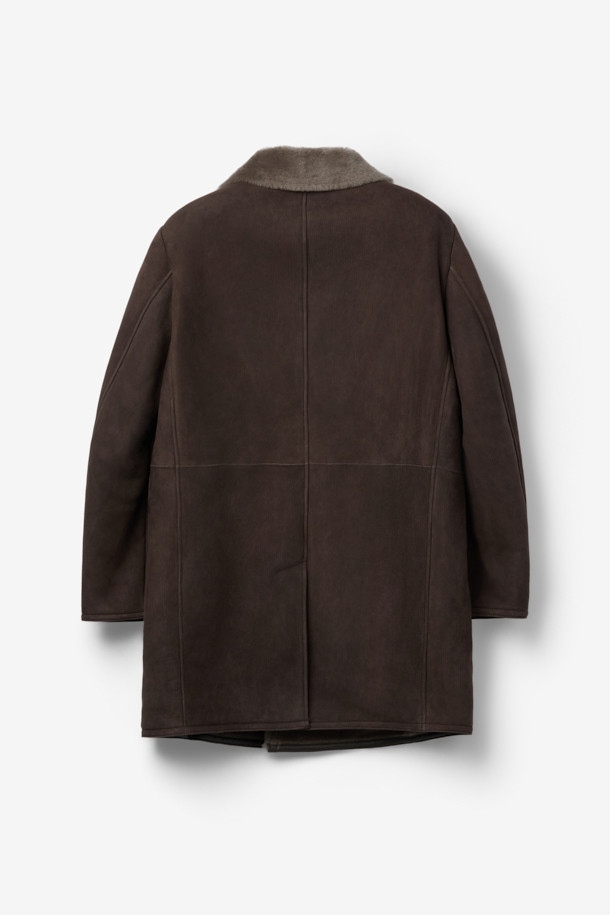 클래식하고 엘레강스한 무드를 자아내는 여성 램 무스탕입니다. 부드러운 소가죽 소재에 두꺼운 두께감으로 뛰어난 보온성을 자랑하며, 안감은 퍼로 마감하여 포근한 착용감을 선사합니다. 롱 기장의 브라운 컬러 무스탕으로, 시크한 스트라이프 패턴과 더블 페이스, 퍼 배색 디테일이 돋보입니다. 싱글 버튼 여밈과 레귤러핏으로 제작되어 데이트룩, 모임룩, 연말 모임룩 등 다양한 TPO에 활용 가능합니다.
