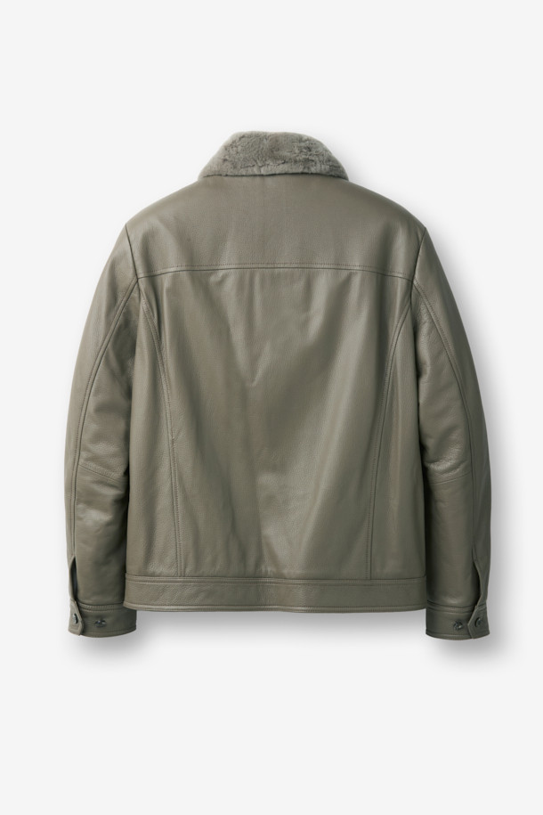 부드러운 스웨이드와 가죽 소재로 제작된 남성용 "디어 나빠 풀퍼"는 클래식한 무드의 트러커 코트입니다. 카키 컬러에 무지 패턴으로 어떤 스타일에도 잘 어울리며, 특히 데이트룩, 출근룩, 모임룩에 적합합니다. 안감 전체에 위즐 퍼를 사용하여 뛰어난 보온성을 제공하며, 두꺼운 두께감으로 한겨울 추위에도 따뜻하게 착용할 수 있습니다. 레귤러핏과 레귤러 기장으로 편안한 착용감을 선사하며, 버튼 여밈 방식과 긴 소매 디자인이 특징입니다. 클래식하고 미니멀한 스타일을 즐기는 남성분들께 추천합니다.
