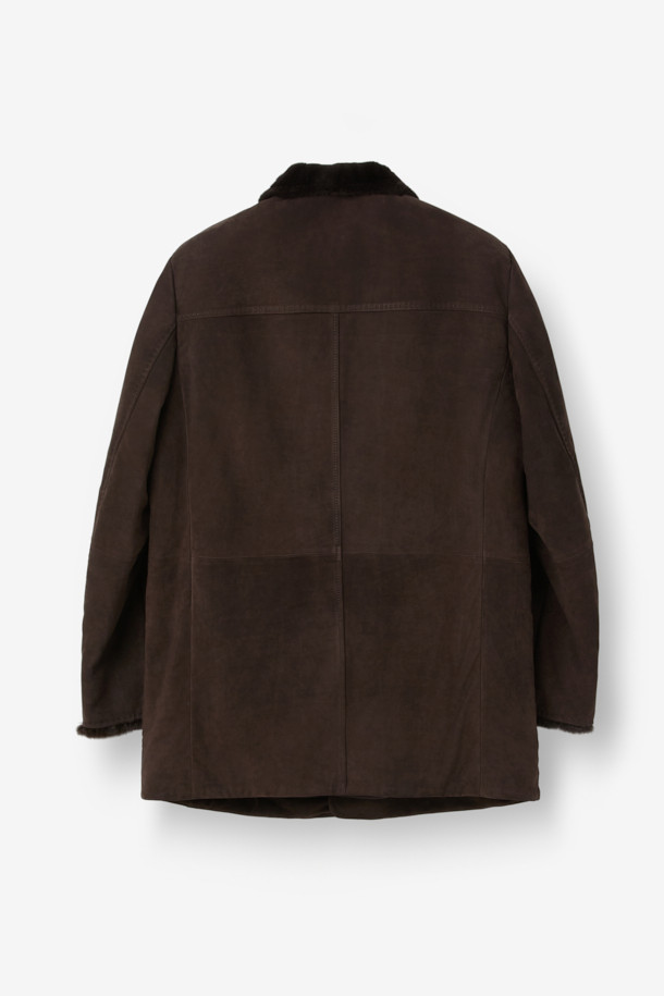 베이비카프 스탠카라 풀퍼는 여성용 아우터로, 가을과 겨울에 따뜻하게 입을 수 있는 제품입니다. 브라운 컬러의 소가죽 소재로 제작되었으며, 부드러운 촉감을 자랑합니다. 하프 기장의 레귤러핏 디자인에 버튼 여밈 방식으로 클래식하고 미니멀한 스타일을 연출합니다. 안감은 위즐 퍼로 처리되어 보온성을 높였으며, 스탠드 칼라와 긴 소매가 특징입니다. 출근룩, 모임룩, 데이트룩 등 다양한 TPO에 시크하게 매치할 수 있습니다.
