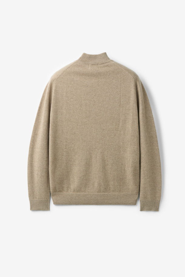 부드러운 캐시미어 100% 소재의 하프 터틀넥 니트입니다. 멜란지 베이지 컬러로 고급스러운 분위기를 연출하며, 레귤러 핏으로 편안하게 착용 가능합니다. 가을, 겨울 시즌에 어울리는 두꺼운 두께감과 볼륨감 있는 조직감으로 따뜻함을 더합니다. 출근룩과 모임룩, 클래식 또는 미니멀 스타일 모두 소화 가능한 아이템입니다. 긴 소매 기장으로 답답함 없이 세련된 스타일을 완성해 보세요.
