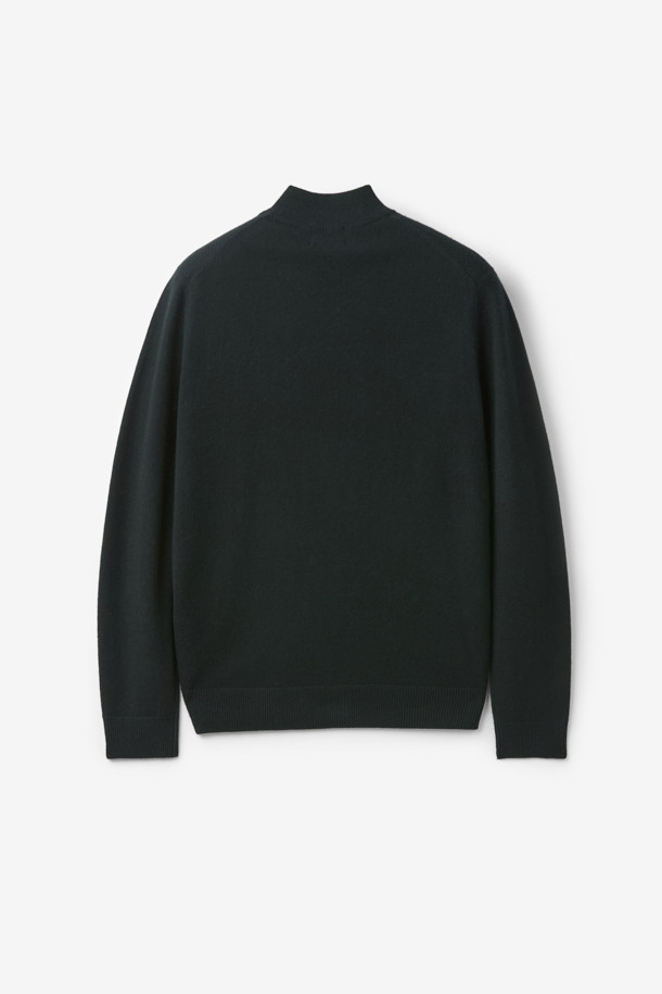 캐시미어 100% 소재의 하프 터틀넥 니트입니다. 은은한 광택과 부드러운 촉감, 볼륨감 있는 조직감이 특징이며, 가을과 겨울에 따뜻하게 착용하기 좋습니다. 베이직한 디자인으로 출근룩, 오피스룩, 모임룩 등 다양한 TPO에 활용 가능하며, 클래식, 미니멀, 시크 스타일을 연출하기 좋습니다. 레귤러 핏에 긴 소매 기장으로 제작되었으며, 블랙 컬러의 무지 디자인으로 어떤 스타일에도 쉽게 매치할 수 있습니다. 2/26수 원사를 사용하여 고급스러운 분위기를 더했습니다.
