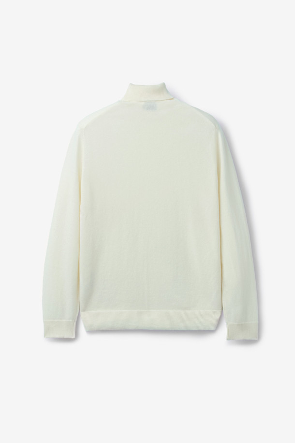 캐시미어 100% 풀 터틀넥 니트는 부드러운 촉감과 따뜻함을 선사하는 겨울철 필수 아이템입니다. 아이보리 색상의 무지 디자인으로, 클래식하고 미니멀한 스타일을 연출하여 출근룩에 적합합니다. 2/26수 원사의 캐시미어 100% 소재로 제작되어 고급스러움을 더하며, 탄탄한 넥라인은 오랫동안 변형 없이 착용 가능합니다. 긴 소매 기장으로 보온성을 높여 겨울철에도 스타일리시하게 연출할 수 있습니다.
