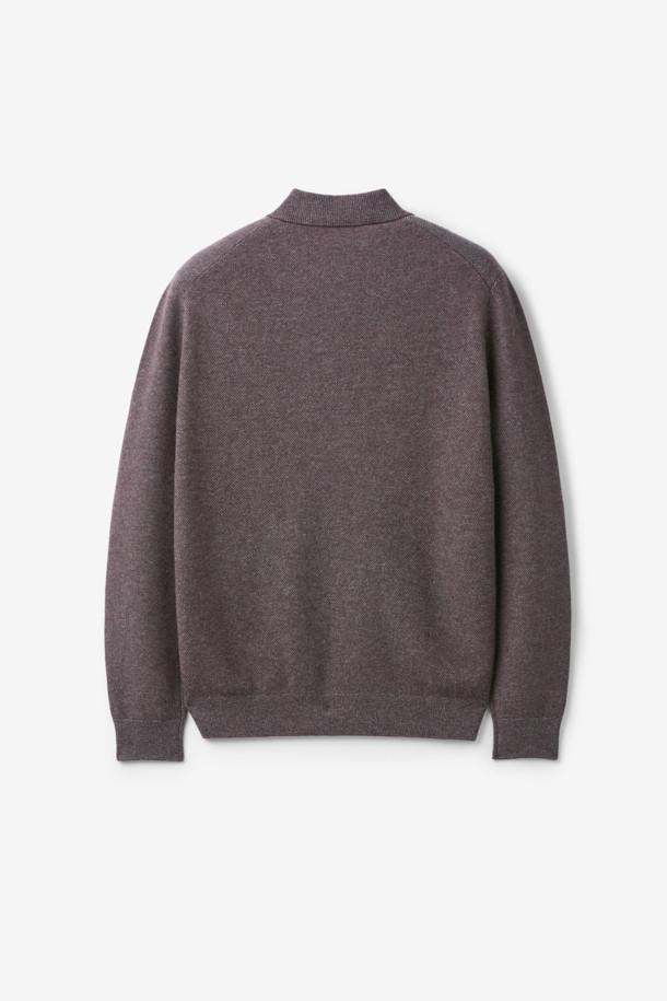 부드러운 울과 캐시미어 혼방 소재로 제작된 울 캐시 투톤 카라넥 니트입니다. 버건디와 멜란지 그레이 두 가지 색상으로 제공되며, 투톤 디자인이 특징입니다. 레귤러 핏에 긴 소매 기장으로, 가을과 겨울에 따뜻하게 착용할 수 있습니다. 카라넥과 투 버튼 디테일이 클래식한 무드를 더하며, 데이트룩, 출근룩, 모임룩 등 다양한 TPO에 활용 가능합니다. 미니멀, 캐주얼 스타일과도 잘 어울립니다.
