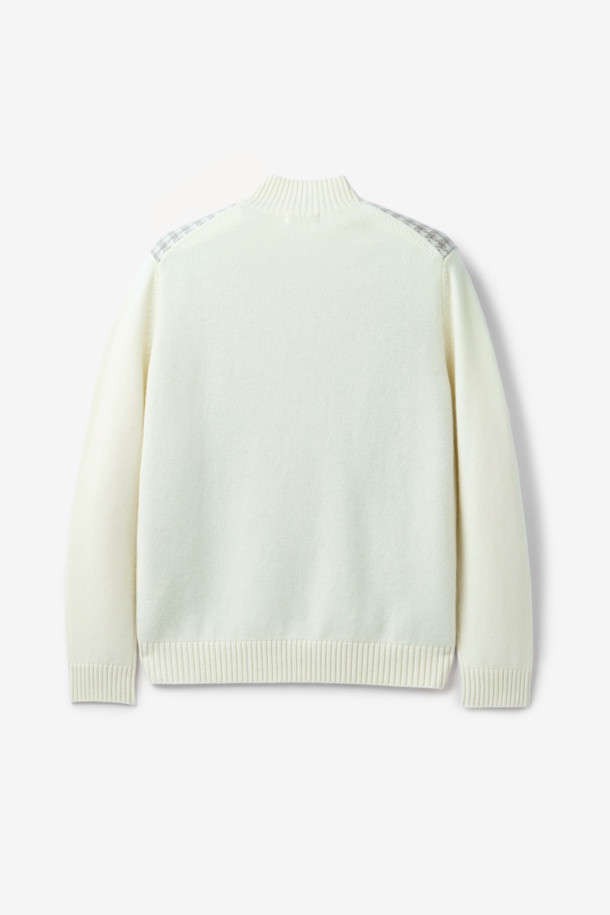 세련된 무드의 울 캐시 하운드투스 하프 터틀넥 니트입니다. 부드러운 촉감의 울과 캐시미어 혼방 소재로 제작되어 가을, 겨울 시즌에 따뜻하게 착용할 수 있습니다. 베이직하면서도 클래식한 하운드투스 패턴과 배색 디자인이 돋보이며, 레귤러핏과 크롭 기장으로 세련된 실루엣을 연출합니다. 하프넥 디자인으로 목을 감싸주어 보온성을 높였으며, 출근룩, 모임룩, 데이트룩 등 다양한 TPO에 활용 가능합니다. 클래식, 미니멀, 시크 스타일을 즐기는 여성분들께 추천합니다.
