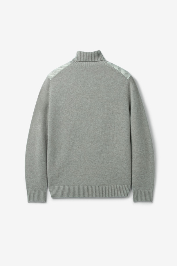 세련된 스타일을 완성하는 울 캐시 지오메트리 풀 터틀넥 니트입니다. 울 70%와 캐시미어 30% 혼방 소재로 제작되어 부드러운 촉감과 뛰어난 보온성을 자랑합니다. 레귤러핏에 긴소매 기장으로 디자인되어 가을, 겨울철 데일리룩은 물론 출근룩과 모임룩에도 활용하기 좋습니다. 베이직하고 미니멀한 무드의 그레이 컬러에 지오메트릭 패턴으로 포인트를 더했으며, 터틀넥 디자인으로 세련된 분위기를 연출합니다. 클래식, 미니멀, 캐주얼 등 다양한 스타일과 매치하여 폭넓게 활용해보세요.
