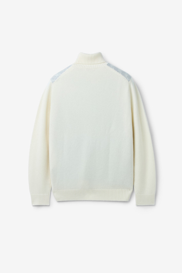 울과 캐시미어 혼방으로 제작된 여성용 풀 터틀넥 니트입니다. 아이보리, 하늘색 두 가지 색상으로 출시되었으며, 겨울철 출근룩에 클래식, 미니멀, 캐주얼 스타일을 더해줍니다. 레귤러핏에 레귤러 기장으로 편안하게 착용 가능하며, 두꺼운 두께감으로 따뜻함을 선사합니다. 지오메트릭 패턴으로 포인트를 주어 세련된 분위기를 연출하며, 부드러운 촉감이 특징입니다. 울 70%, 캐시미어 30% 혼방으로 제작되어 고급스러운 퀄리티를 자랑합니다.
