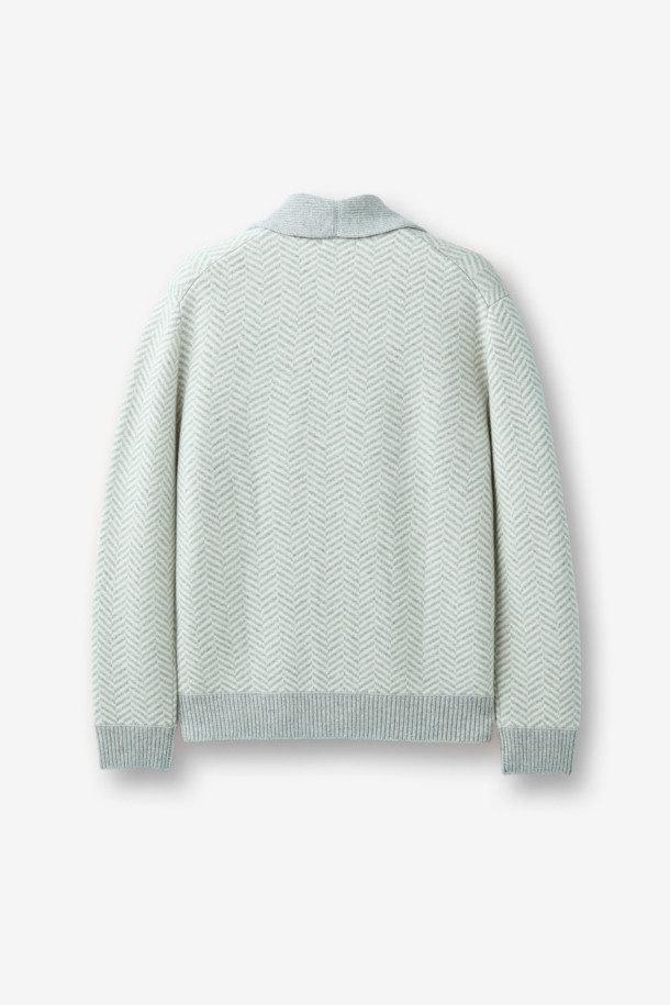 부드러운 울과 캐시미어 혼방 소재의 헤링본 패턴 숄 카디건 니트입니다. 민트와 그레이 두 가지 색상으로 출시되었으며, 가을과 겨울에 따뜻하게 착용할 수 있습니다. 숄 카라 디자인과 레귤러핏으로 클래식한 무드를 연출하며, 두꺼운 두께감으로 보온성을 높였습니다. 70% 울, 30% 캐시미어 혼방의 고급스러운 소재감과 자카드 조직으로 제작되었습니다. 데이트룩, 모임룩, 출근룩 등 다양한 TPO에 활용 가능하며, 아우터와 레이어드하여 세련된 스타일을 완성할 수 있습니다.
