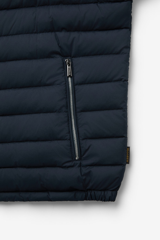 무레(MOORER) 엘슨 3웨이 트렌치코트 다운 네이비는 가을과 겨울, 출근룩과 비즈니스 캐주얼에 적합한 남성용 아우터입니다. 클래식하고 미니멀한 스타일의 이 트렌치코트는 레귤러 핏에 레귤러 기장으로, 무지 패턴의 네이비 컬러가 특징입니다. 버튼 여밈 방식과 긴 소매 디자인에, 탈부착 가능한 이너와 구스다운 충전재를 사용하여 보온성과 경량성을 동시에 갖췄습니다. 3웨이 디자인으로 다양한 스타일 연출이 가능하며, 일상에서 폭넓게 활용할 수 있습니다. 나일론 소재로 제작되어 튼튼하며, 세련된 디자인으로 완성도를 높였습니다.
