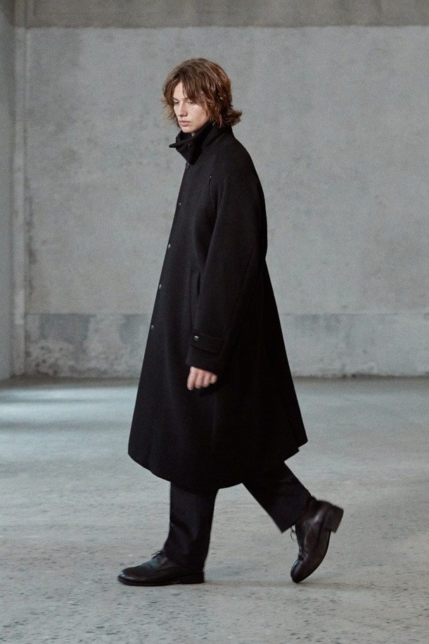 MOVERE X ROLIAT 발마칸 코트는 세미 루즈핏으로 제작되어 편안하면서도 세련된 실루엣을 연출합니다. 울과 캐시미어 혼방 소재로 제작되어 부드러운 촉감과 뛰어난 보온성을 제공하며, 가을과 겨울에 착용하기 좋습니다. 블랙 컬러의 무지 디자인은 클래식하면서도 미니멀한 스타일을 완성하며, 출근룩, 오피스룩, 모임룩 등 다양한 TPO에 활용 가능합니다. 래글런 소매, 히든 포켓, A라인 실루엣, 단단한 카라 디테일이 돋보이며, 스냅 버튼 여밈 방식으로 간편하게 착용할 수 있습니다. 롱 기장의 발마칸 코트로 시크한 스타일을 연출해보세요.
