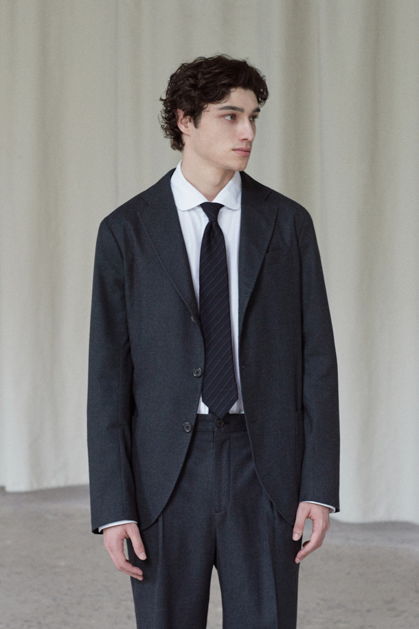 [MOVERE X ROLIAT] 테일러드 셋업 재킷은 남성을 위한 가을/겨울용 아우터입니다. 다크 그린 컬러의 무지 디자인으로, 클래식하고 미니멀한 스타일을 연출합니다. 울 소재의 두꺼운 두께감과 부드러운 촉감, 레귤러핏과 레귤러 기장으로 편안한 착용감을 선사합니다. 싱글 버튼 여밈 방식과 등판 다트 디테일, 스트레치 원단 및 밀드 가공으로 고급스러움을 더했으며, 오피스룩, 비즈니스 캐주얼, 모임룩 등 다양한 TPO에 활용 가능합니다.
