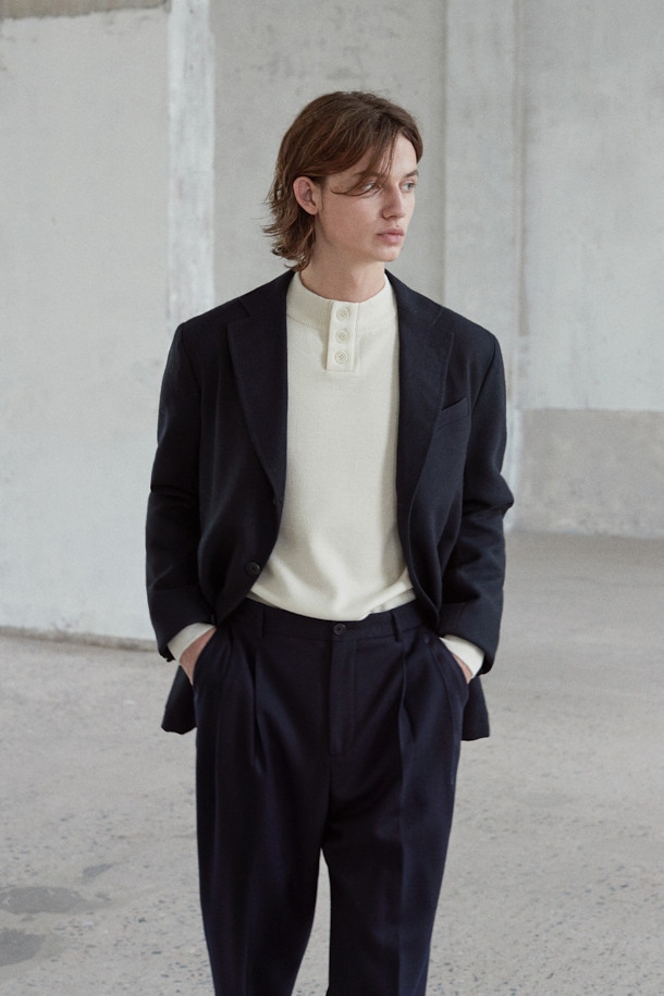 MOVERE X ROLIAT 테일러드 재킷은 가을과 겨울에 어울리는 블랙 컬러의 울 소재 싱글 버튼 재킷입니다. 레귤러 핏으로 제작되었으며, 미니멀하고 클래식한 스타일을 연출합니다. 다트 디테일과 밀드 가공, 트윌 조직으로 마감하여 고급스러운 촉감과 두꺼운 두께감을 느낄 수 있습니다. 오피스룩, 비즈니스 캐주얼, 모임룩 등 다양한 TPO에 활용하기 좋습니다. 시크하고 세련된 스타일을 완성해 보세요.
