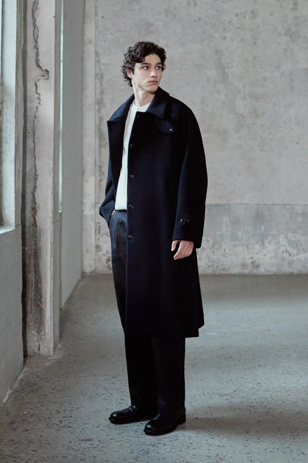 [MOVERE X ROLIAT] 재팬 메이드 원턱 데님은 일본 오카야마에서 제작된 프리미엄 데님 팬츠입니다. 네이비 컬러의 무지 디자인으로, 클래식하고 미니멀한 스타일을 연출하기 좋습니다. 원턱 디자인과 플리츠 디테일이 특징이며, 세미루즈핏으로 편안한 착용감을 선사합니다. 신치백 디테일로 허리 사이즈 조절이 용이하며, 가을/겨울철 출근룩, 비즈니스 캐주얼, 모임룩 등 다양한 TPO에 활용할 수 있습니다.
