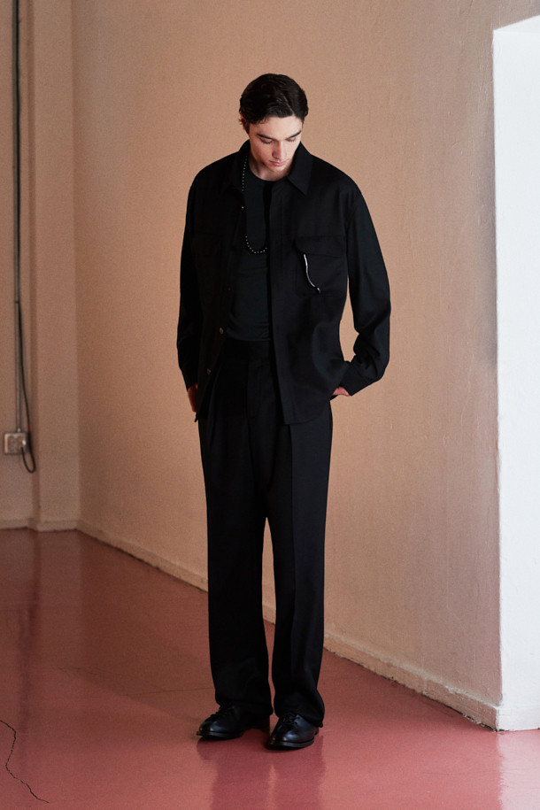 [MOVERE] REDA 울 슬랙스는 가을, 겨울 시즌에 어울리는 남성용 슬랙스입니다. 고급스러운 울과 엘라스틴 혼방 소재로 제작되어 부드러운 촉감과 자연스러운 신축성을 자랑하며, 와이드 및 플레어 핏으로 클래식하고 모던한 스타일을 연출합니다. 허리에는 4cm 밴딩과 리버스 투플리츠 디테일을 더해 편안함과 세련된 디자인을 동시에 잡았습니다. 블랙 컬러에 은은한 광택감이 더해져 오피스룩, 비즈니스 캐주얼, 모임룩 등 다양한 TPO에 활용 가능하며 미니멀하고 시크한 스타일을 완성합니다.
